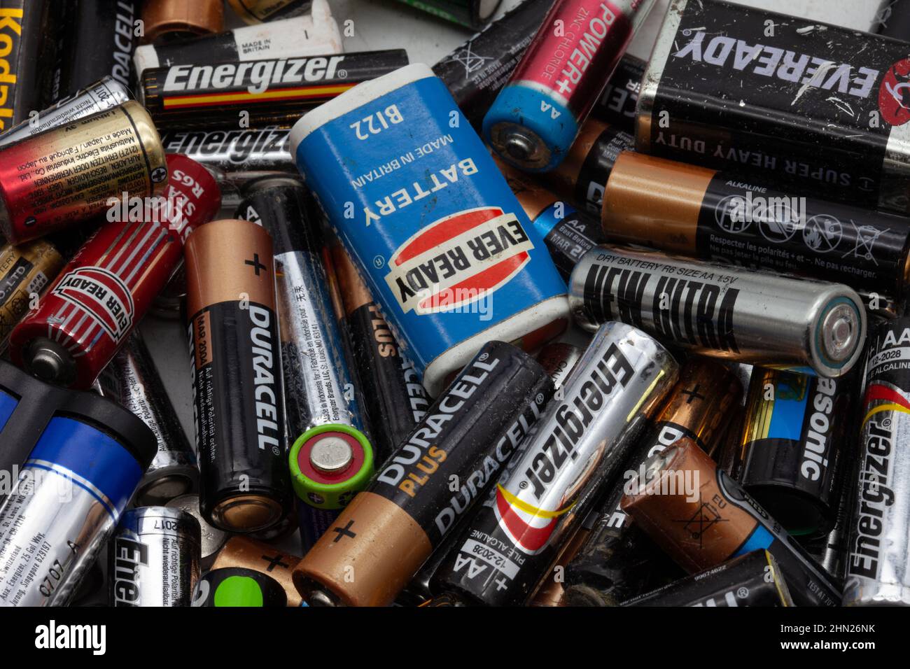 Haufen alter Haushaltsbatterien. Stockfoto