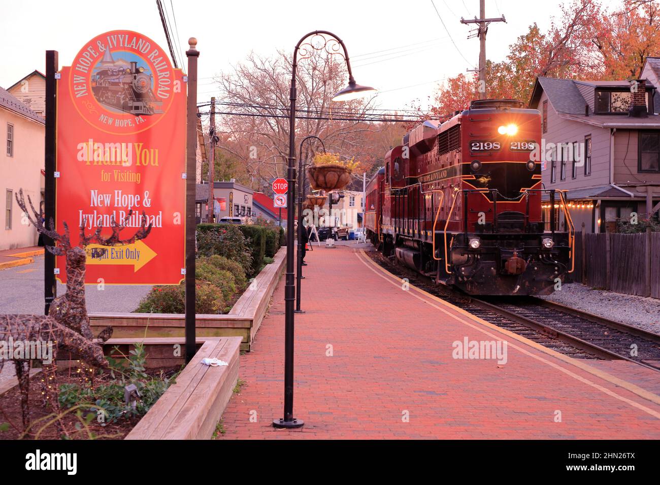 Eine Diesellokomotive zieht Personenwagen der New Hope & Ivyland Railroad in New Hope Station.New Hope.Pennsylvania.USA Stockfoto