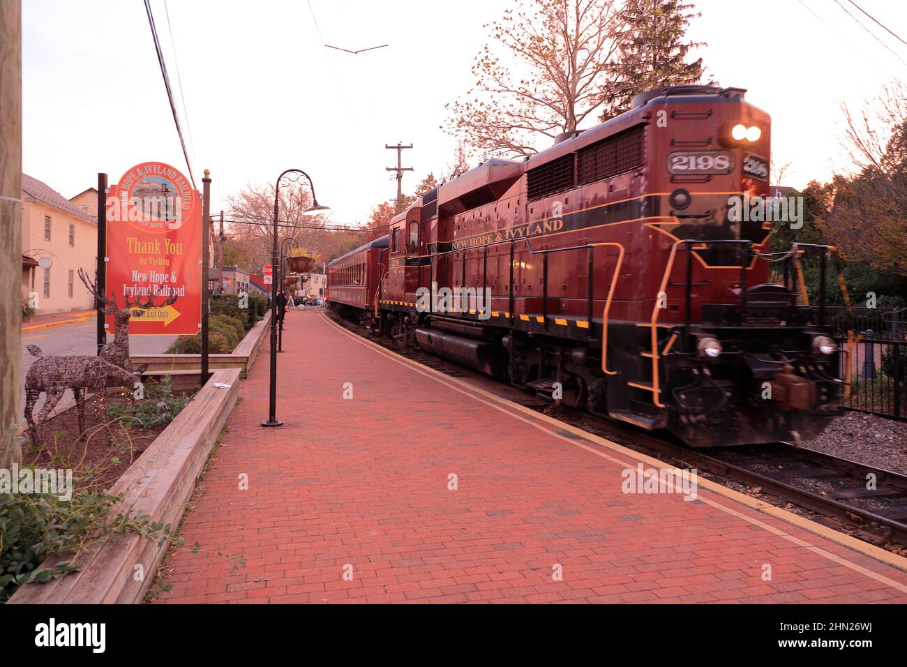 Eine Diesellokomotive zieht Personenwagen der New Hope & Ivyland Railroad in New Hope Station.New Hope.Pennsylvania.USA Stockfoto