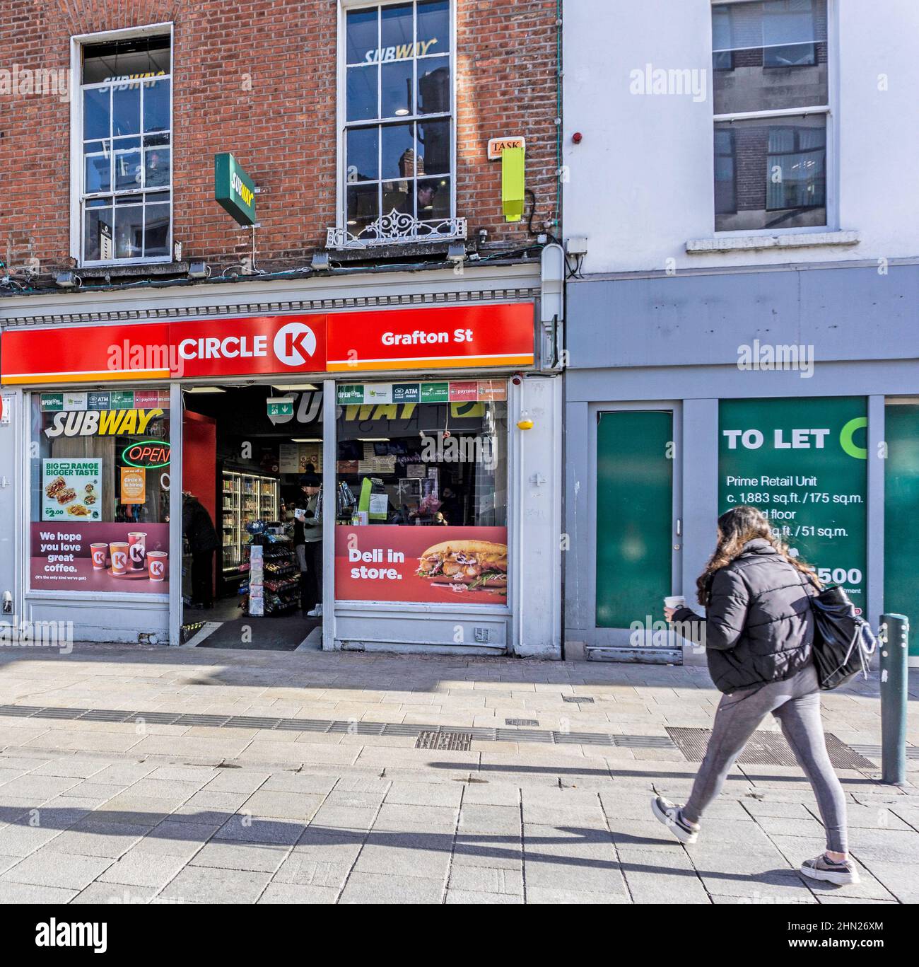 Ein eigenständiges Circle K-Einzelhandelsgeschäft in der Grafton Street, Dublin, Irland. Circle K ist ein großer Händler für Kraftstoffe. Stockfoto