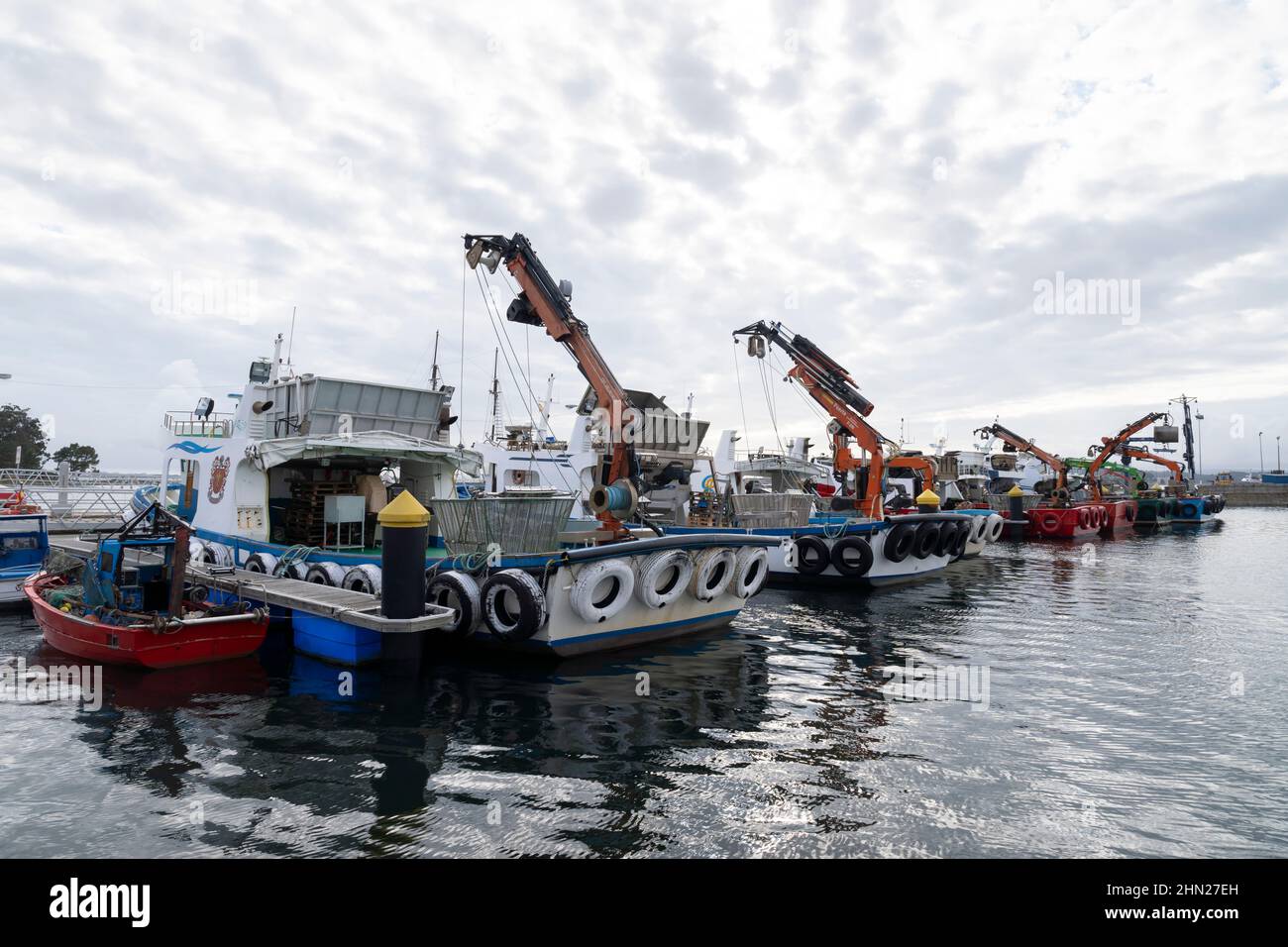 Kommerzielle Fischerboote dockten im Porto de Vilanova de Arousa in Vilanova de Arousa, Spanien. Stockfoto