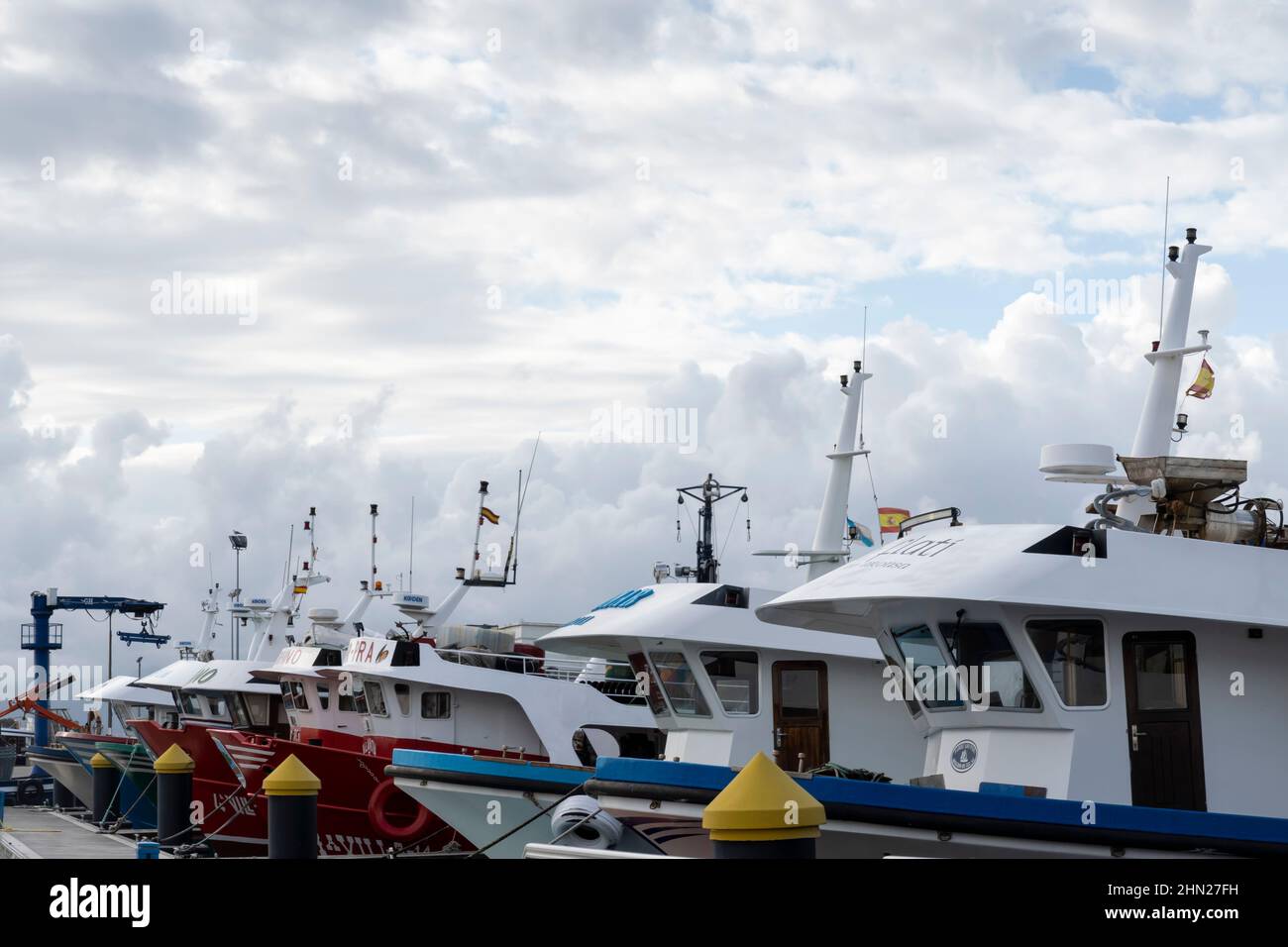 Kommerzielle Fischerboote dockten im Porto de Vilanova de Arousa in Vilanova de Arousa, Spanien. Stockfoto