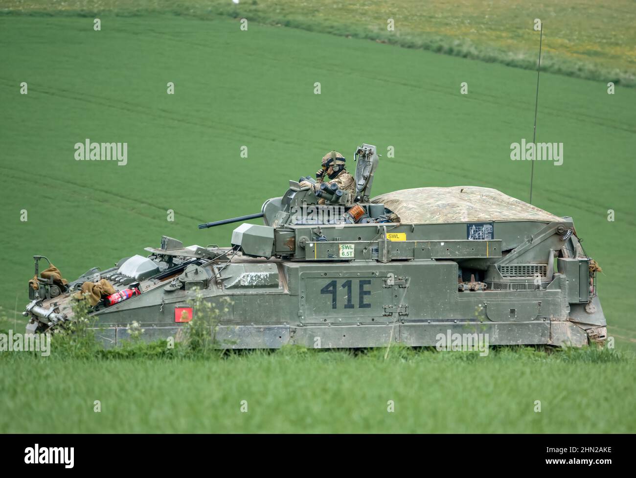 British Army Warrior FV512 Mechanized Recovery Vehicle Tank in Aktion bei militärischen Übungen, Salisbury Plain, Wiltshire UK Stockfoto