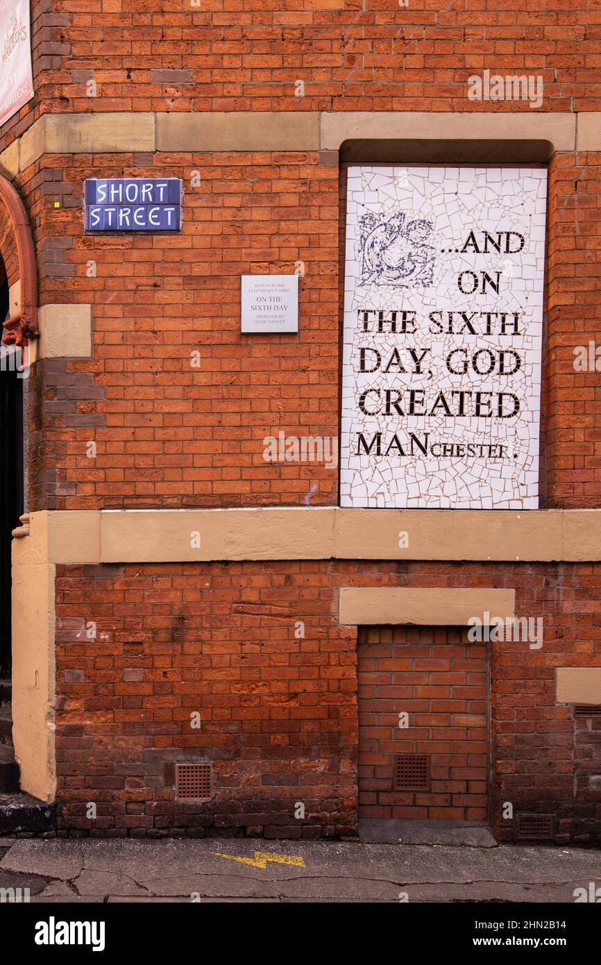 „Und am sechsten Tag schuf Gott Manchester“, ein Mosaik von Mark Kennedy, das in ein ehemaliges Fenster des Affleck-Gebäudes an der Ecke S passte Stockfoto