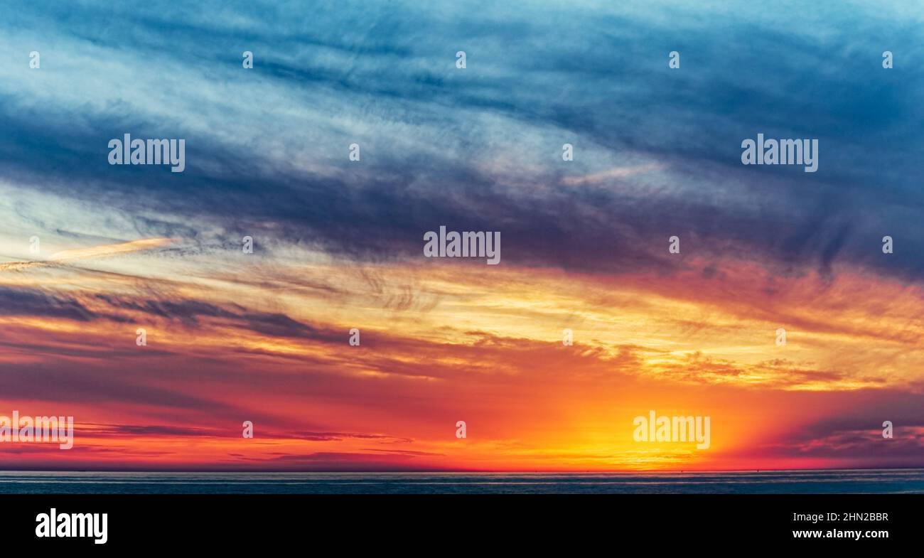 Hochauflösender Panorama-Hintergrund. Bunte Abend-oder Morgenhimmel. Dramatische Wolken ohne Sonne. Übermäßiger Sonnenuntergang. Weichfokus. Stockfoto