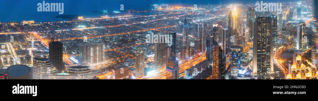 Abstrakt Unschärfe Bokeh Boke Hintergrund Der Beleuchteten Stadtlandschaft Mit Wolkenkratzern In Dubai Resort Town. Abends am Wasser und im Stadtbild von Dubai Stockfoto