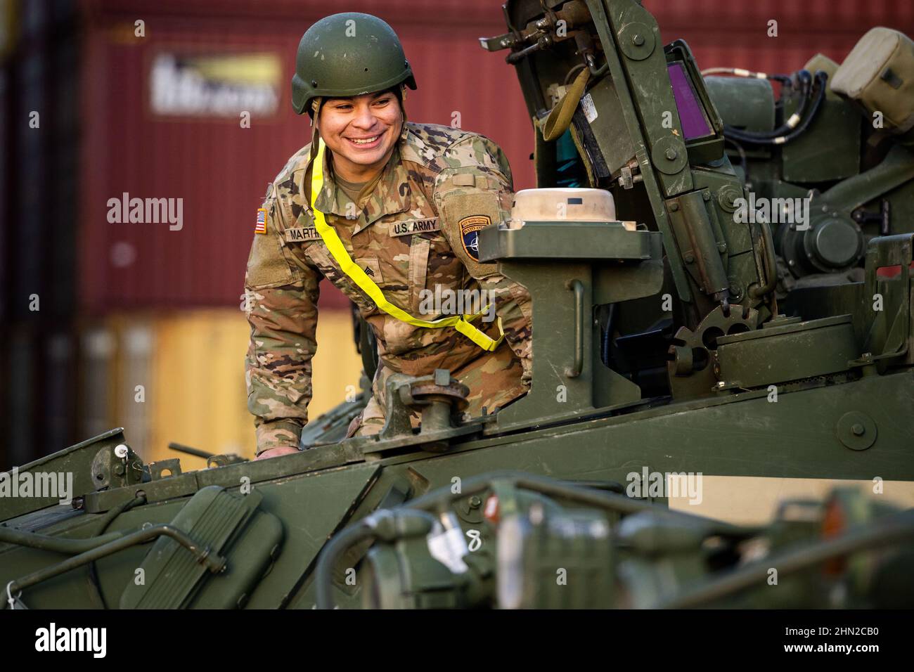 Gdynia, Polen. 13th. Februar 2022. Ein Soldat DER US-Armee sah, wie er in einer Warteschlange am Baltic Container Terminal in Gdynia in das Stryker-Fahrzeug eintrat. Die US-Armee transportiert militärische Ausrüstung von Polen in die Vereinigten Staaten, nachdem sie für 9 Monate eingesetzt wurde, ist die langfristige Rotation der Ausrüstung. Eine weitere Einheit kommt, um gemeinsam mit den Truppen Großbritanniens, Kroatiens und Rumäniens im Rahmen gemeinsamer Militärmanöver in Polen und Europa zu trainieren. Kredit: SOPA Images Limited/Alamy Live Nachrichten Stockfoto