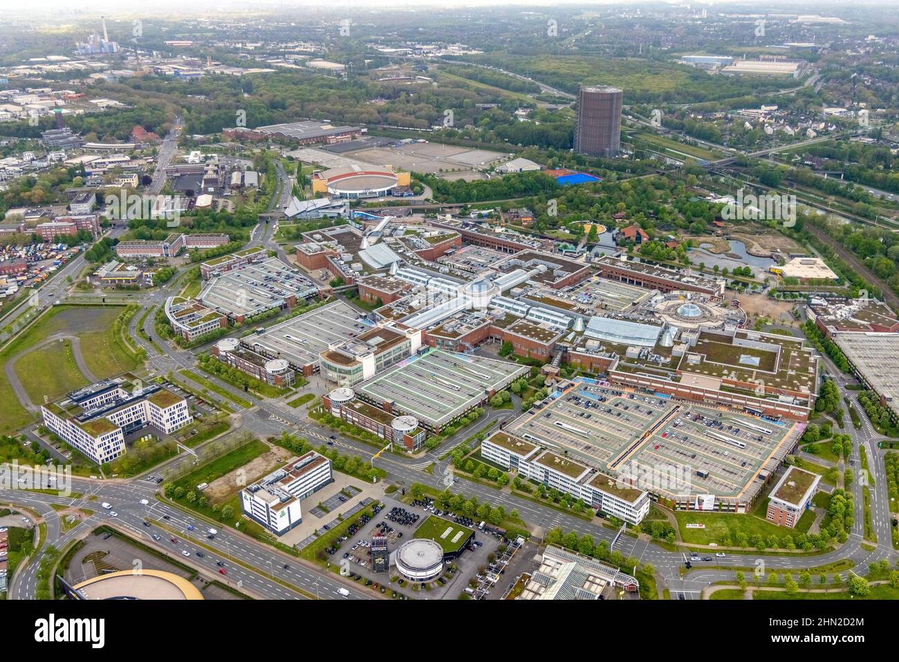 Luftaufnahme, Centro Oberhausen, Vertikalansicht,Corona leere Parkplätze, Gasometer, Borbeck, Oberhausen, Ruhrgebiet, Nordrhein-Westfalen, Deutschland, D Stockfoto