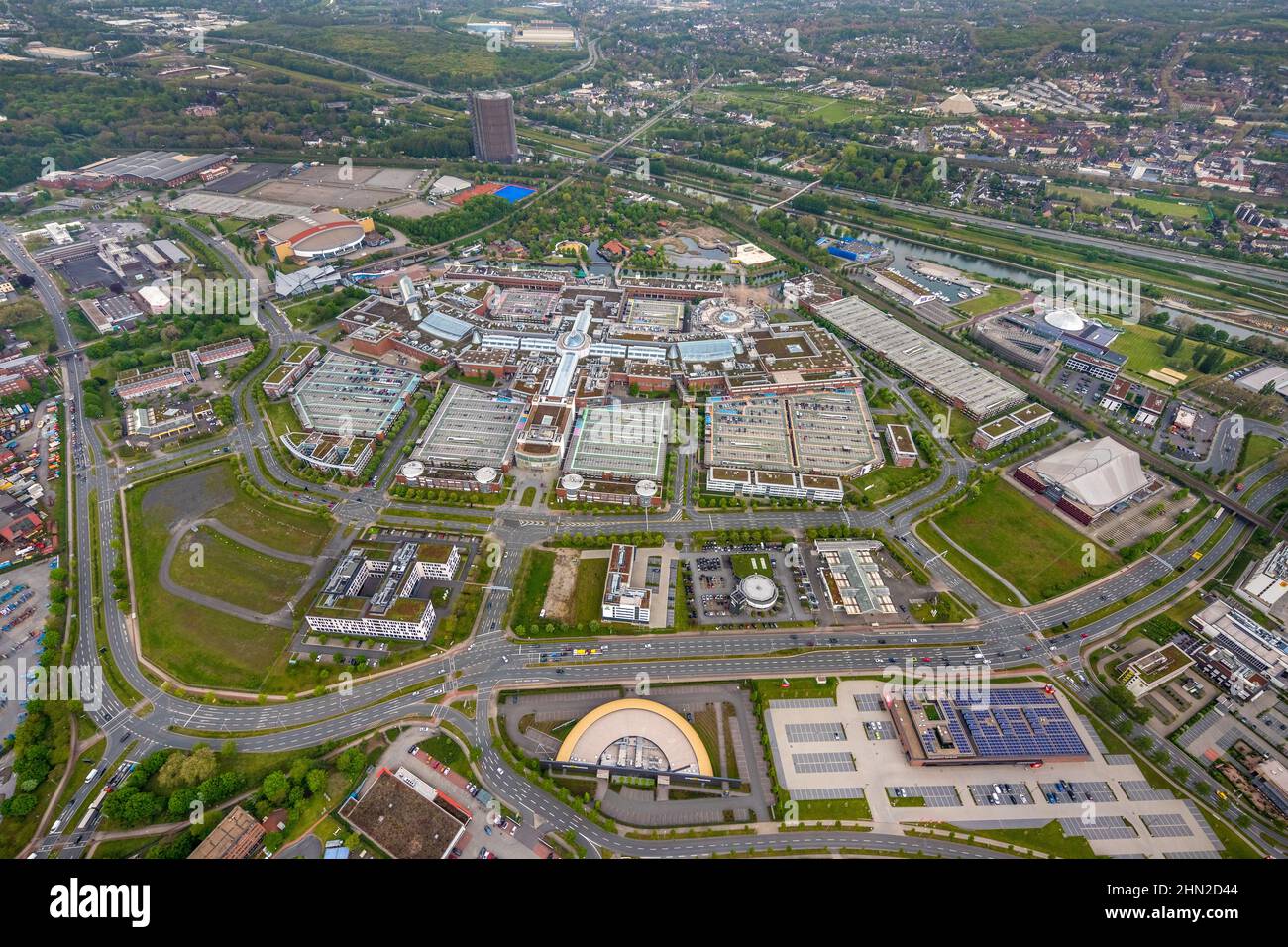 Luftaufnahme, Centro Oberhausen, Vertikalansicht,Corona leere Parkplätze, Gasometer, Borbeck, Oberhausen, Ruhrgebiet, Nordrhein-Westfalen, Deutschland, Stockfoto