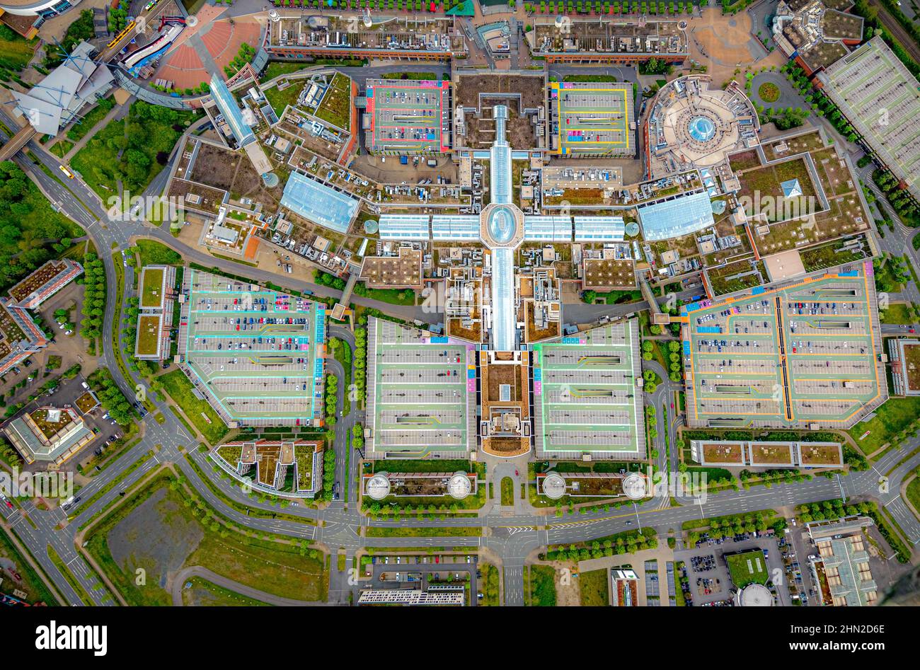 Luftaufnahme, Centro Oberhausen, Vertikalansicht,Corona leere Parkplätze, Gasometer, Borbeck, Oberhausen, Ruhrgebiet, Nordrhein-Westfalen, Deutschland, Stockfoto