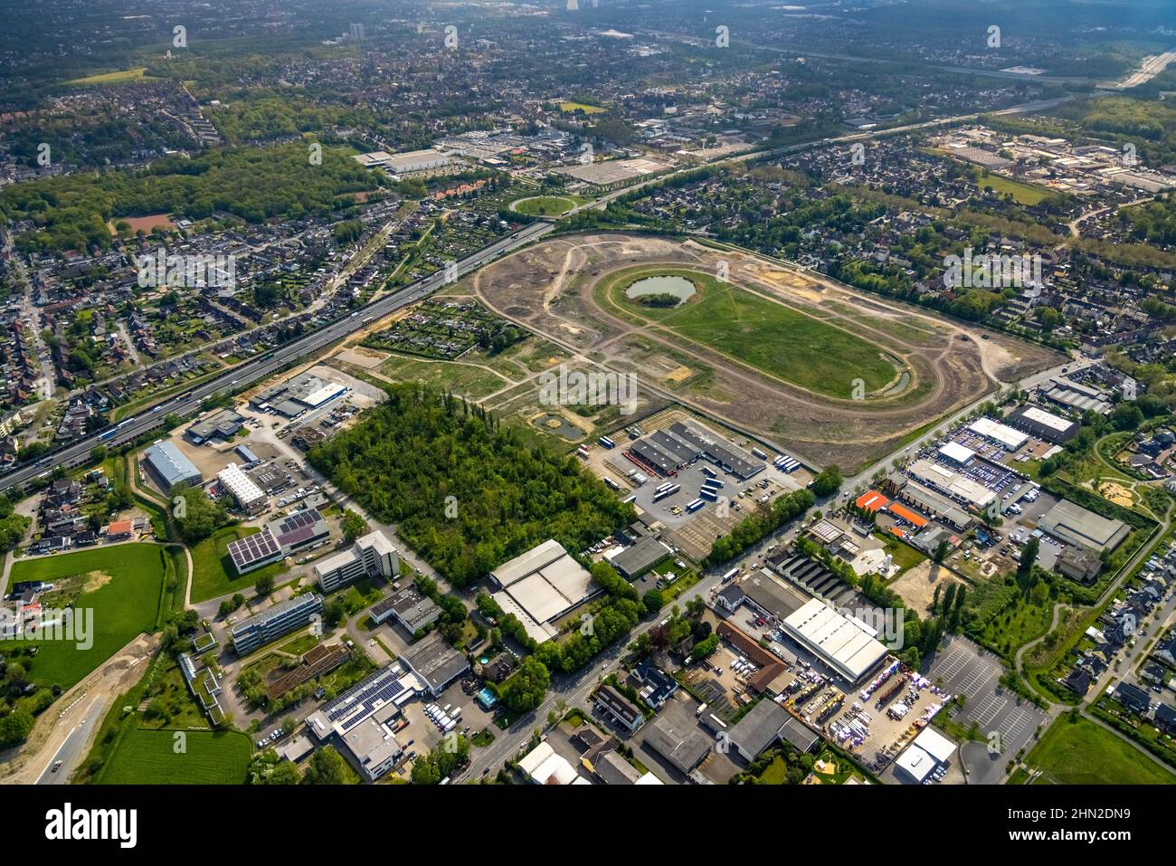 Luftaufnahme der ehemaligen Trabrennbahn im Stadtteil Hillerheide, ISEK-Projekt Living by the Water, Hillerheide-Bezirksentwicklung c Stockfoto