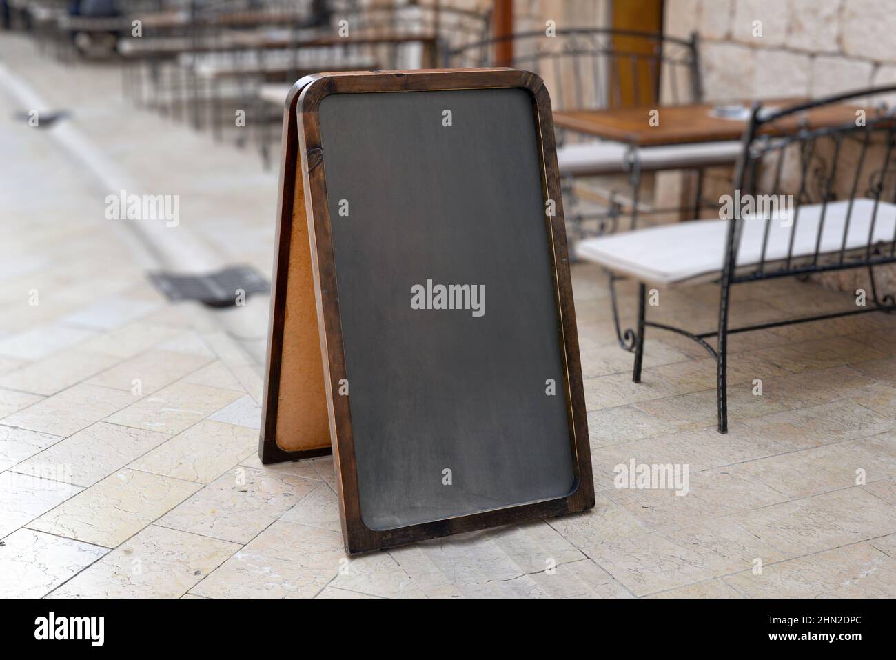 Saubere Tafel im Restaurant, Nachbau der Speisekarte Stockfoto