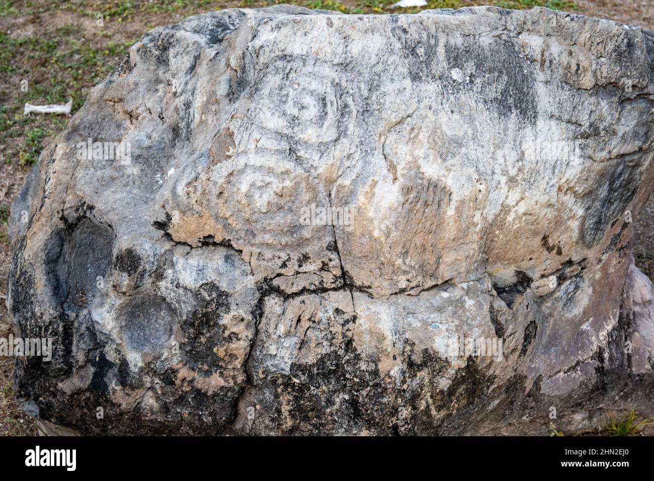 Geheimnisvolle Spiralen, die von indigenen Menschen auf einem Felsen im Fort San Basilio oder Fuerte de la Contaduria geschnitzt wurden. San Blas, Nayarit, Mexiko. Stockfoto