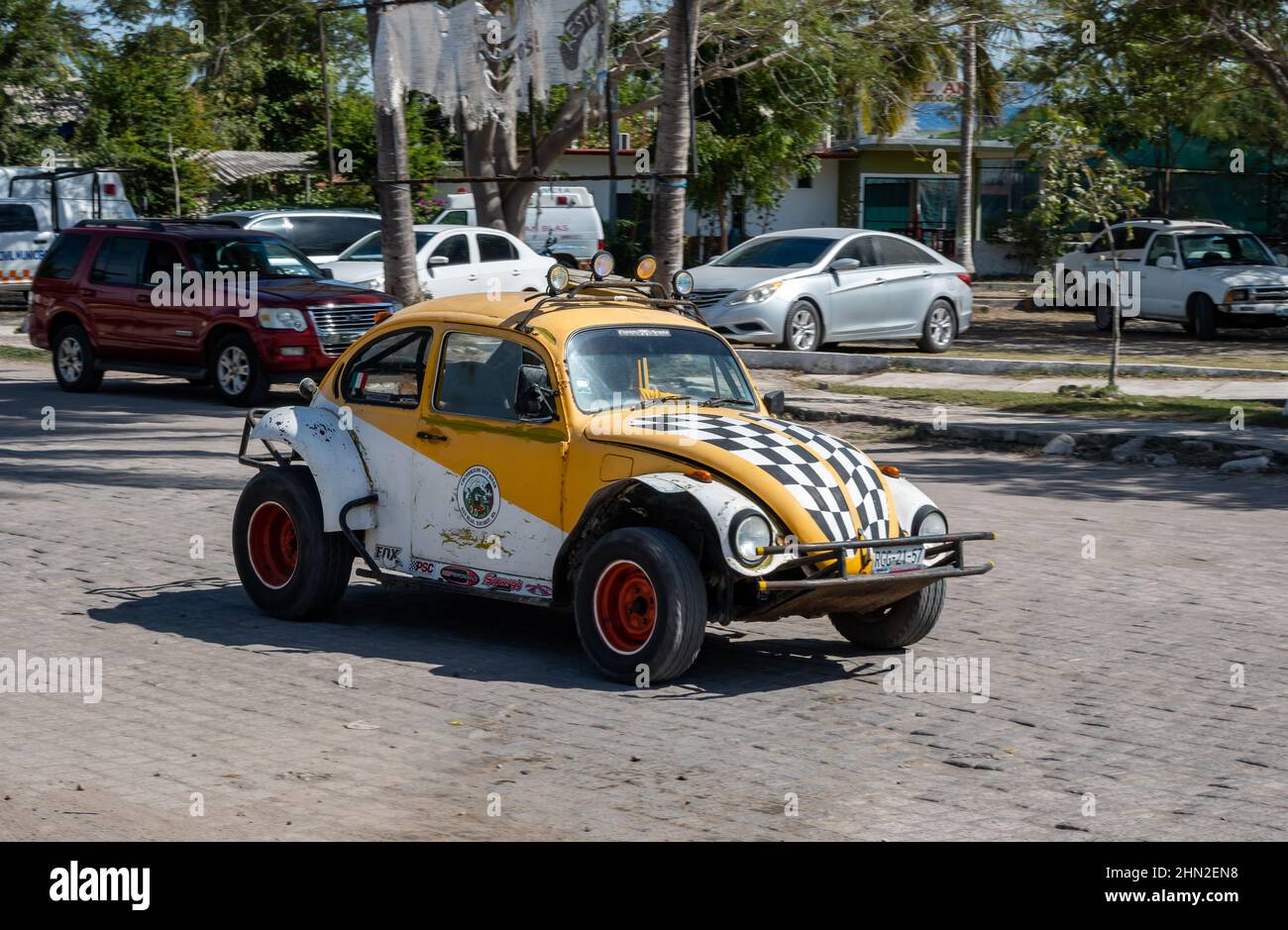 Ein bunt bemalter Volkswagon-Käfer-Wagen, der auf der Straße läuft. San Blas, Nayarit, Mexiko. Stockfoto