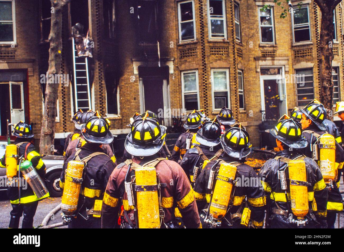 Feuerwehrleute haben angerufen, um ein Feuer in einem Haus in Windsor Terrace Brooklyn NYC zu bekämpfen Stockfoto