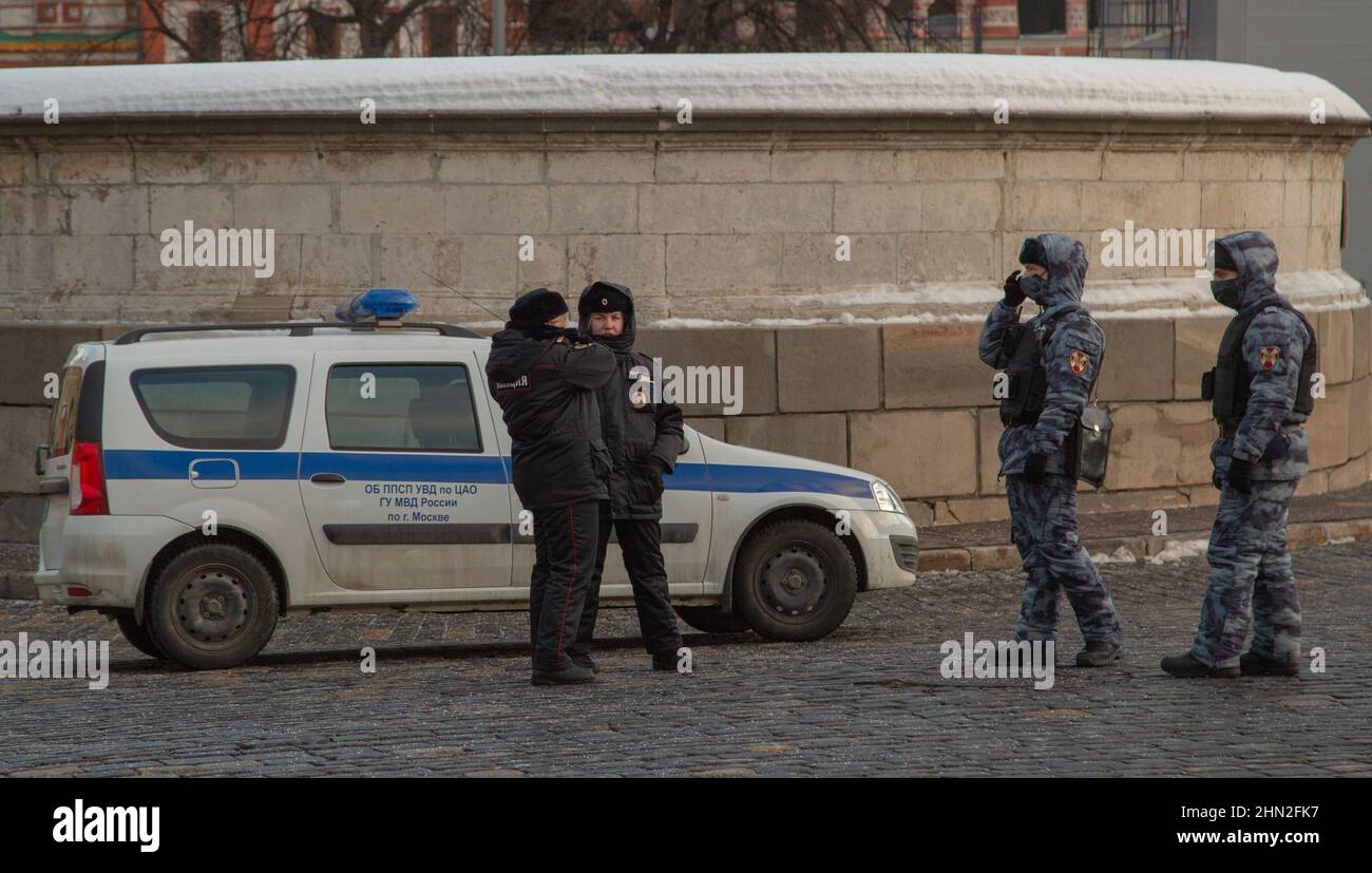 Polizei und Rosgvardiya und Autos Stockfoto
