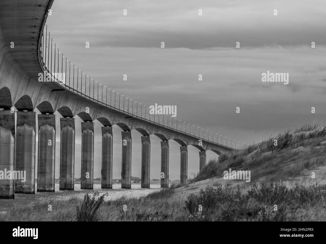 Brücke der Ile de Re nach La Rochelle, Poitou Charente, Charente Maritime, Frankreich. Black- und Weißfotografie Stockfoto