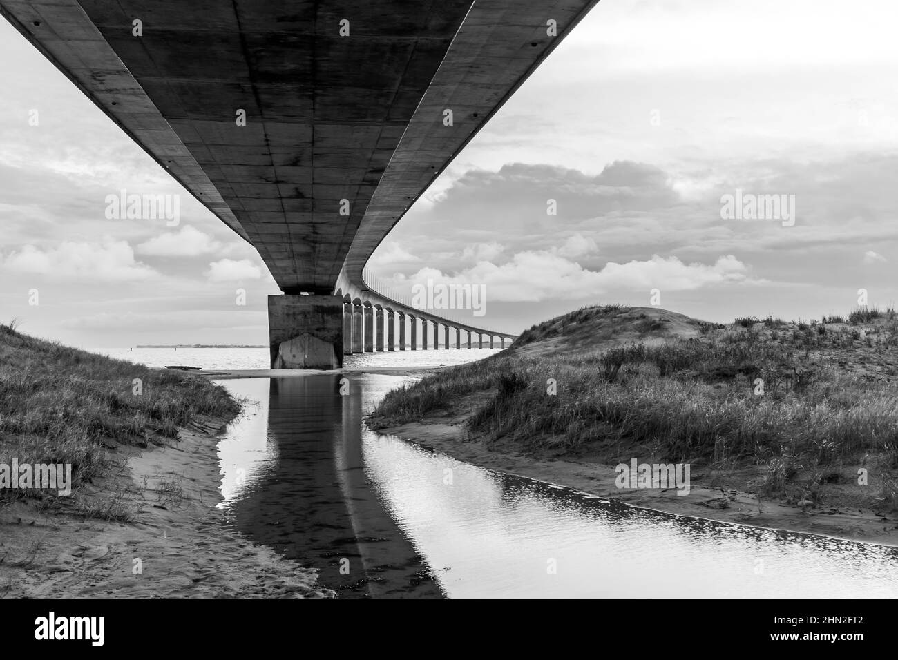 Brücke der Ile de Re nach La Rochelle, Poitou Charente, Charente Maritime, Frankreich. Black- und Weißfotografie Stockfoto