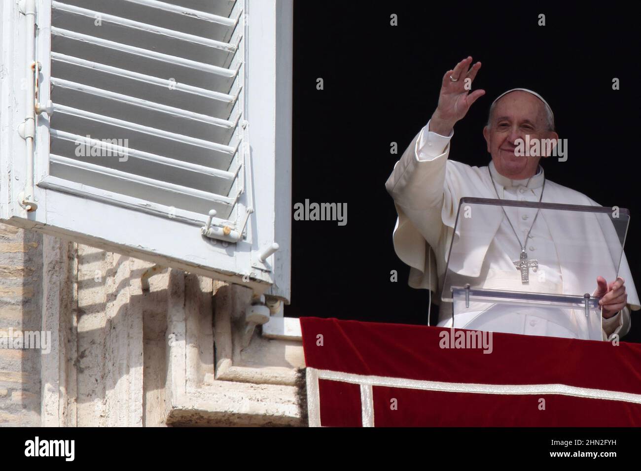 Staat Der Vatikanstadt. 13th. Februar 2022. PAPST FRANZISKUS hält Angelusgebet. Nach dem Segen sprach Papst Franziskus diese Worte: "Liebe Brüder und Schwestern, die Nachrichten aus der Ukraine sind sehr beunruhigend. Ich vertraue jede Anstrengung für den Frieden der Fürsprache der Jungfrau Maria und dem Gewissen der politischen Führer an. Lasst uns schweigend beten'' (Bildquelle: © Evandro Inetti/ZUMA Press Wire) Stockfoto