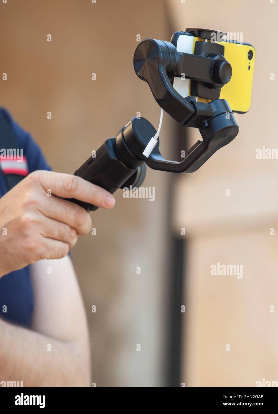 Reife Mann Aufnahme mit Smartphone Gimbal. Selektiver Fokus Stockfoto