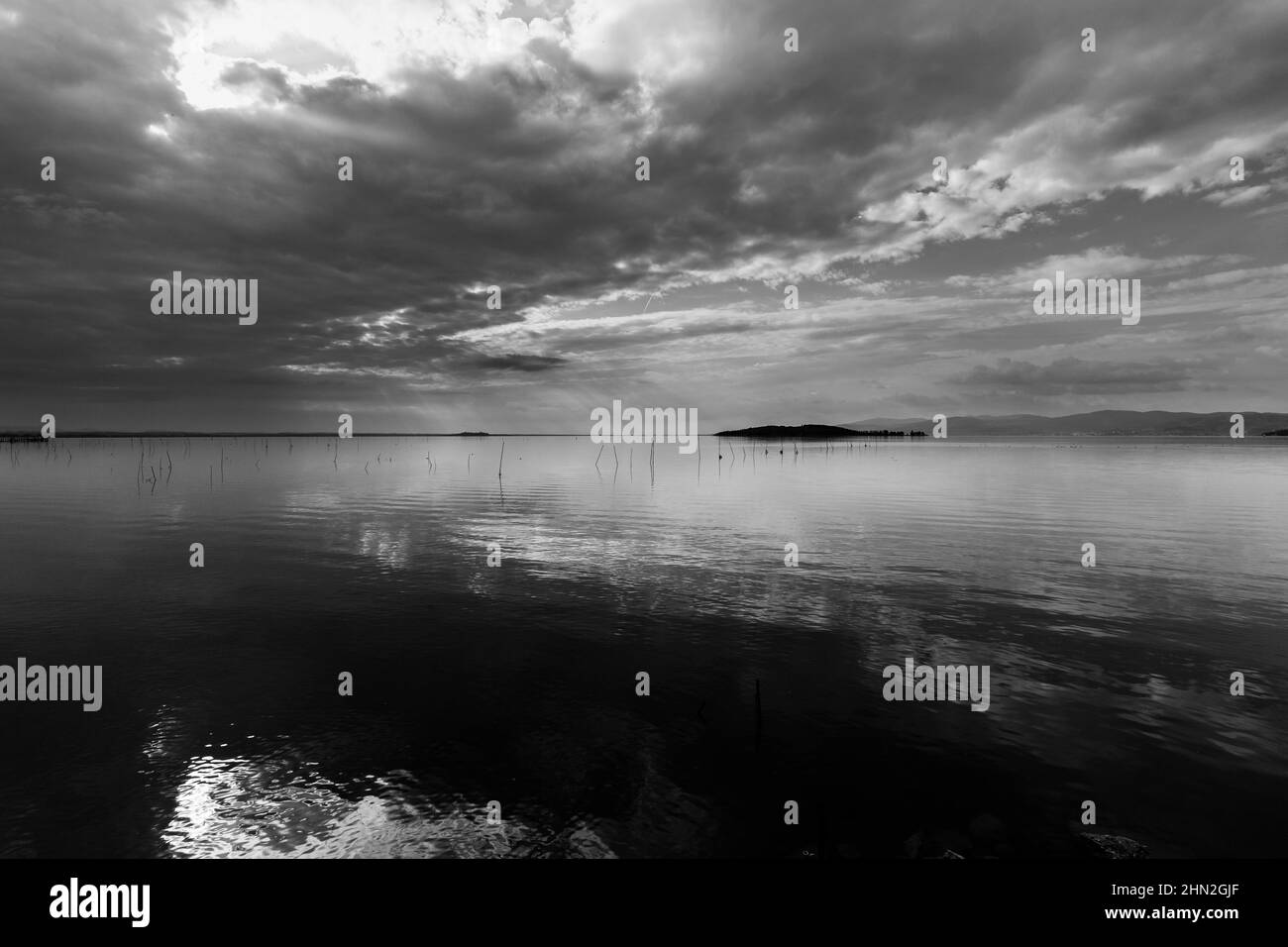 Perfekt symmetrische Wolken Reflexionen auf einem See Stockfoto