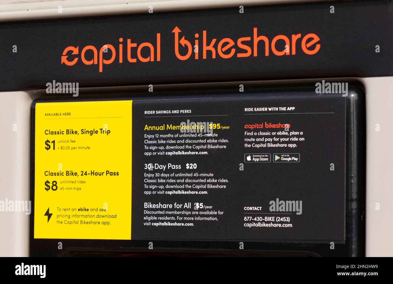 WASHINGTON, DC, USA - Capital Bikeshare Kiosk Preislistenschild. Fahrräder bereit zu mieten. Stockfoto