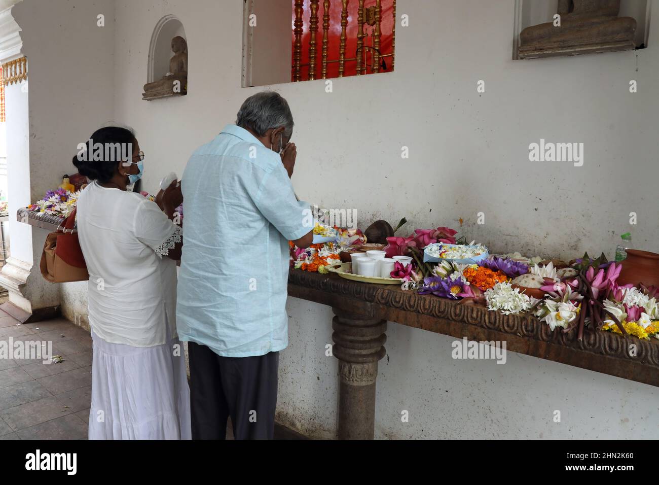 Buddhisten am Heiligen Bodhi Baum Tempel in Sri Lanka Stockfoto