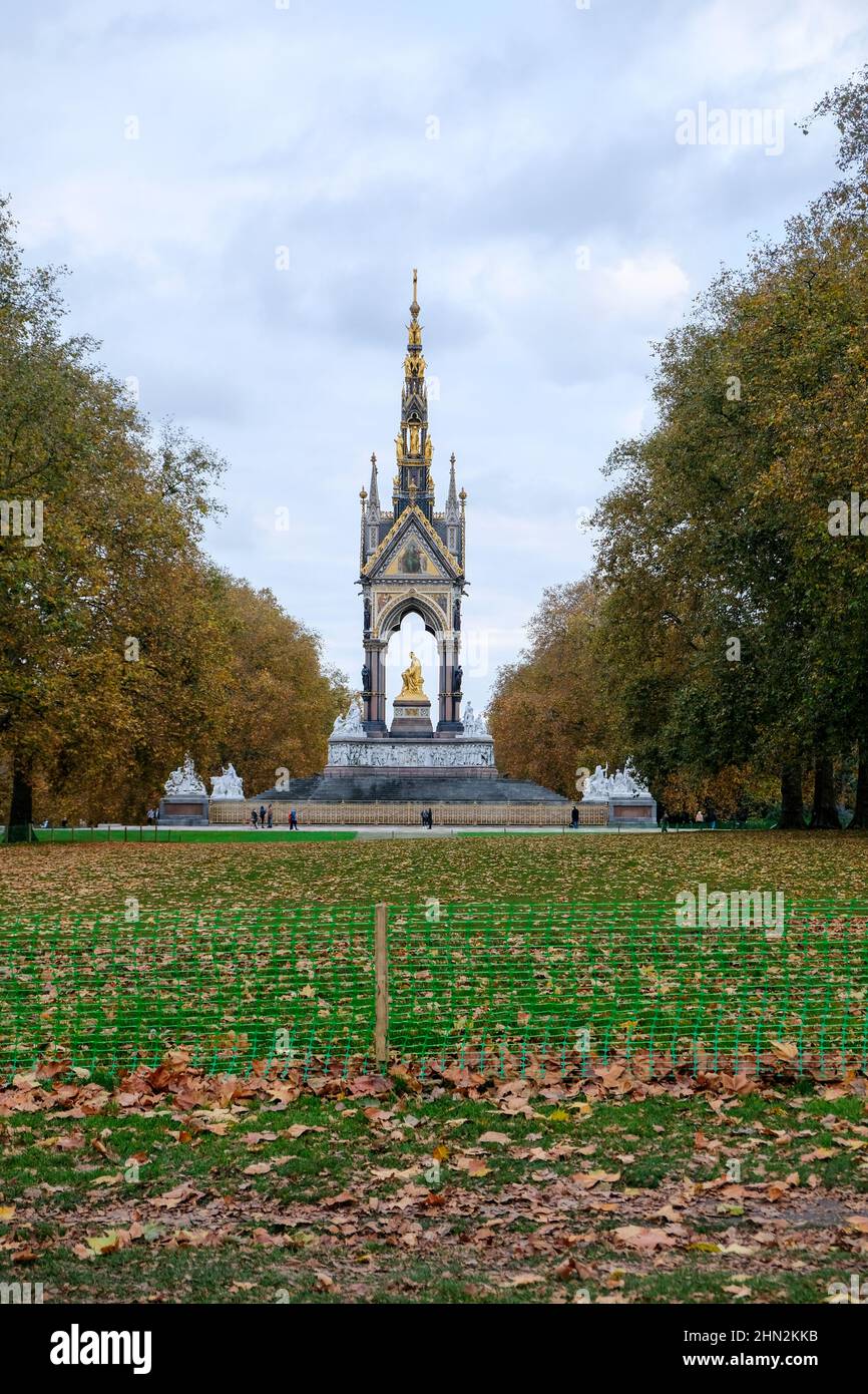 London, Großbritannien - November 2021: Das Albert Memorial, das von Queen Victoria in Auftrag gegeben wurde, um an ihren Mann Prinz Albert zu erinnern, der 1861 starb Stockfoto