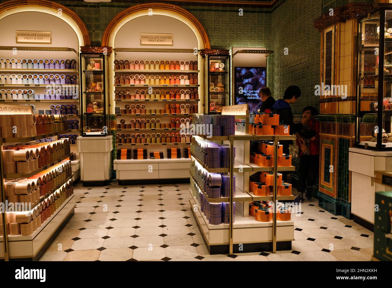 London, Großbritannien - November 2021: Luxus-Schokolade zu verkaufen bei Harrods in London Stockfoto