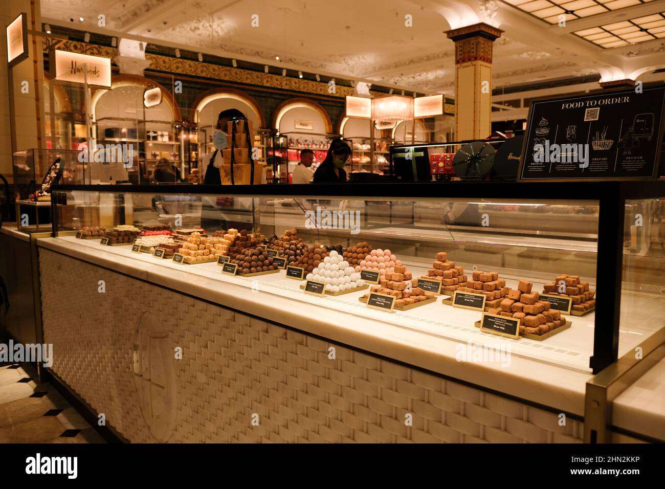 London, Großbritannien - November 2021: Luxus-Schokoladentrüffel zum Verkauf bei Harrods in London Stockfoto