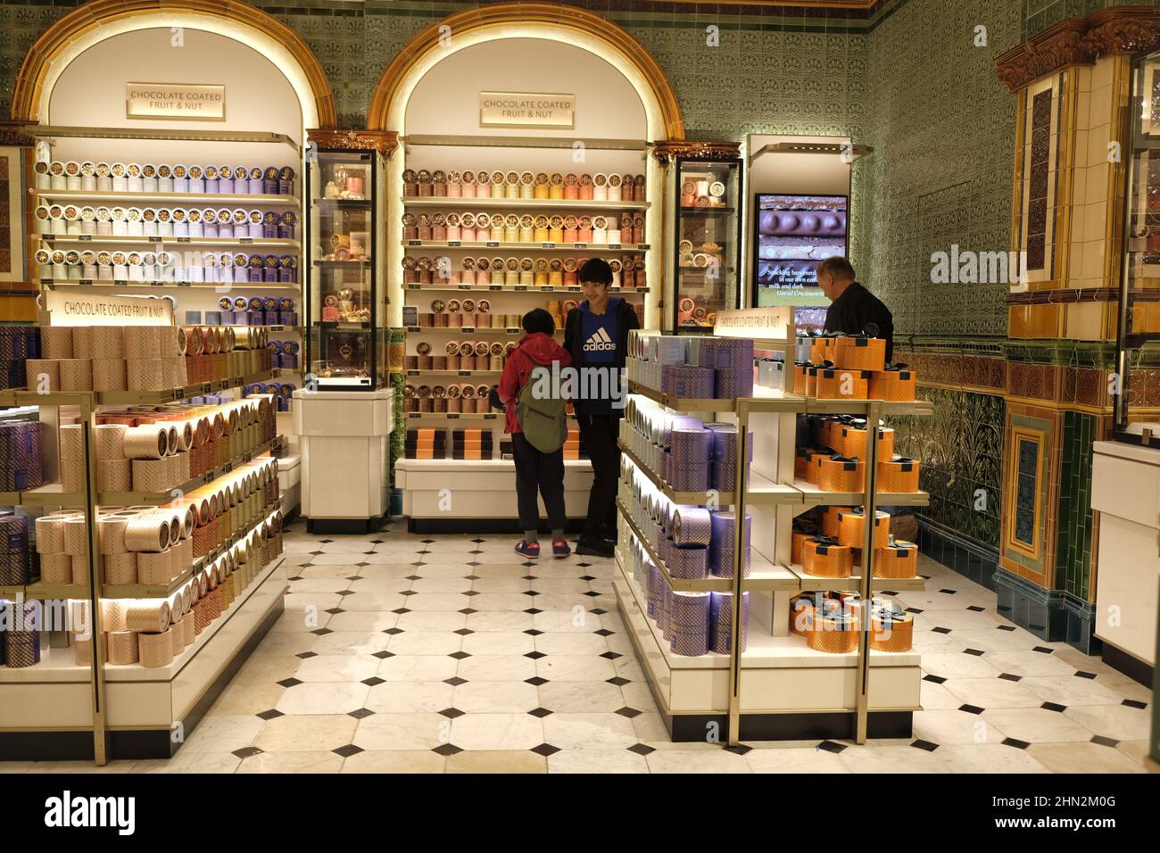 London, Großbritannien - November 2021: Luxus-Schokoladentrüffel zum Verkauf bei Harrods in London Stockfoto