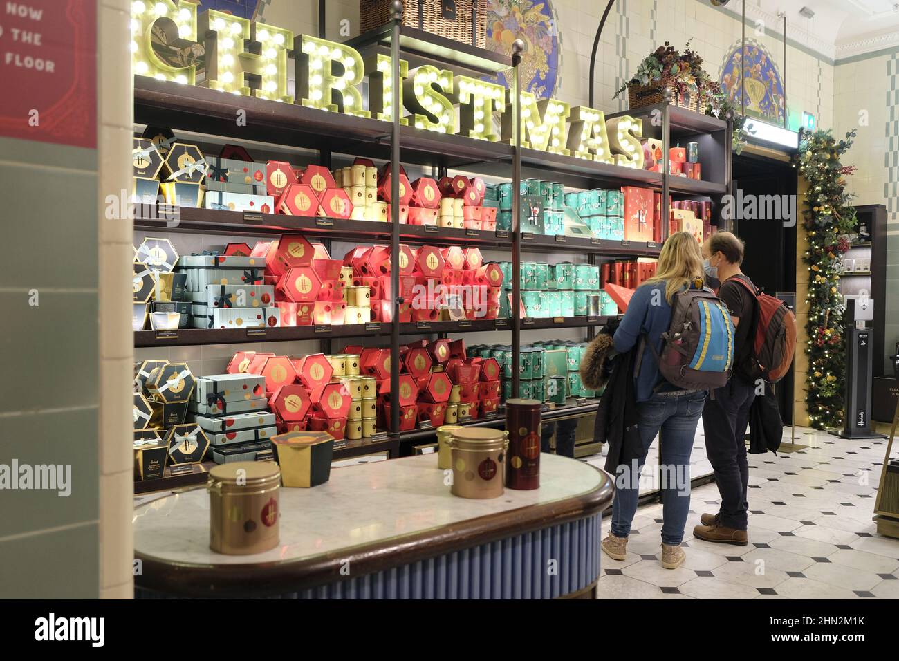 London, Großbritannien - November 2021: Luxus-Schokoladentrüffel zum Verkauf bei Harrods in London Stockfoto