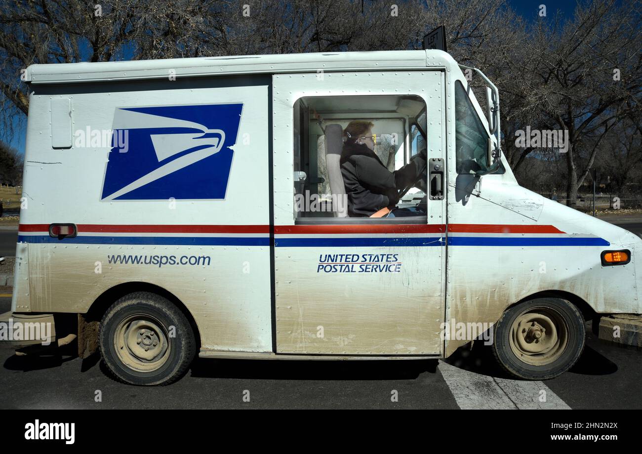 Ein Mitarbeiter des US-Postdienstes liefert Post in einem USPS-LKW in Santa Fe, New Mexico. Stockfoto