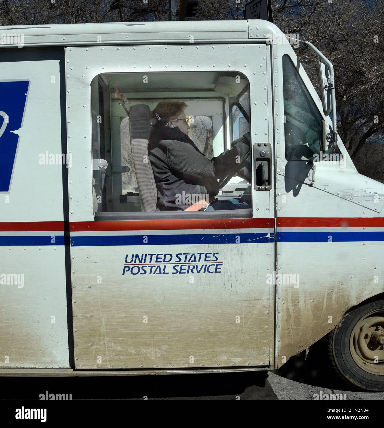 Ein Mitarbeiter des US-Postdienstes liefert Post in einem USPS-LKW in Santa Fe, New Mexico. Stockfoto