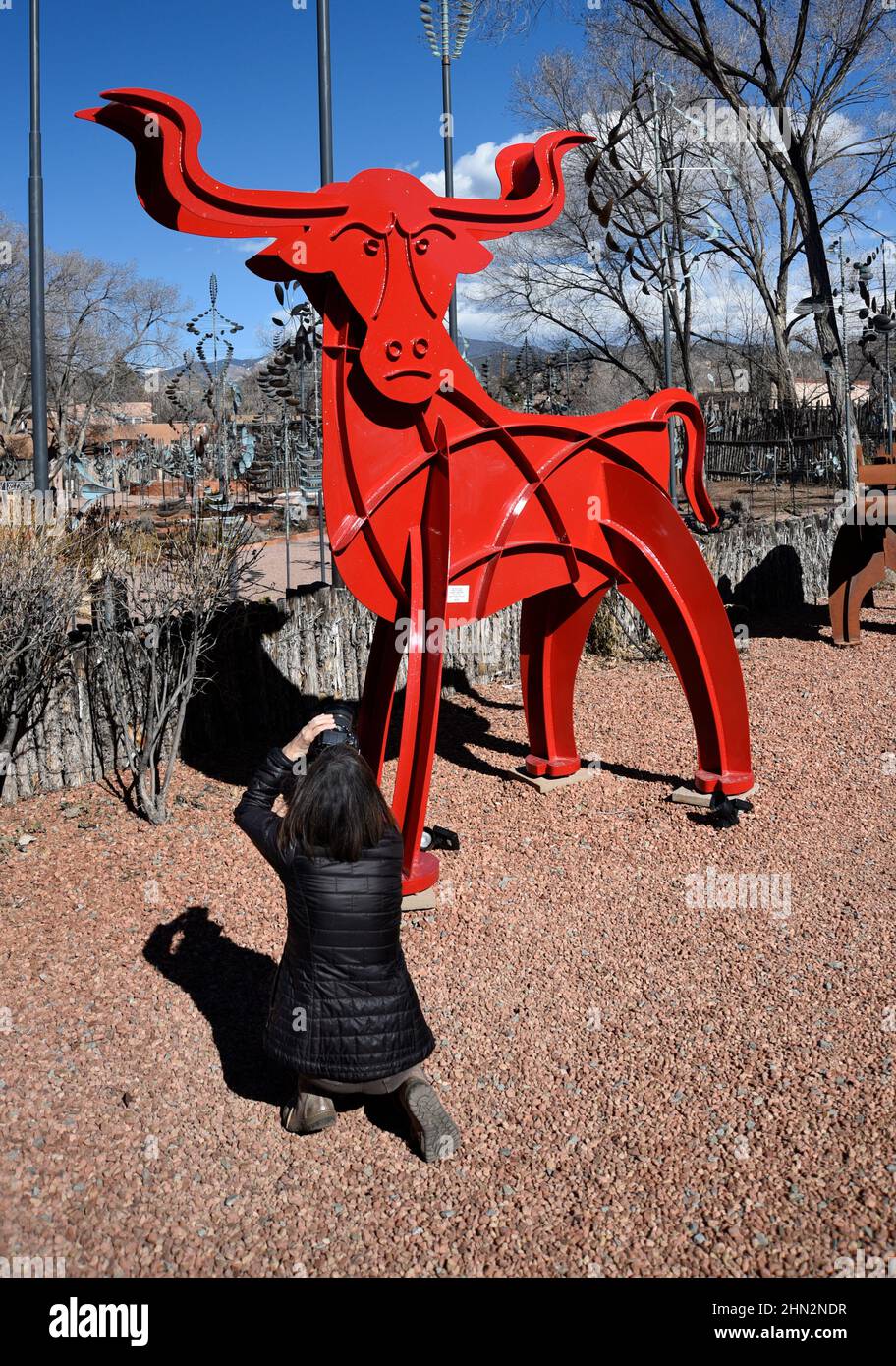 Ein Fotograf fotografiert eine Stahlskulptur eines roten Bullen von Fredrick Prescott, die in einer Kunstgalerie in Santa Fe, New Mexico, zum Verkauf steht. Stockfoto