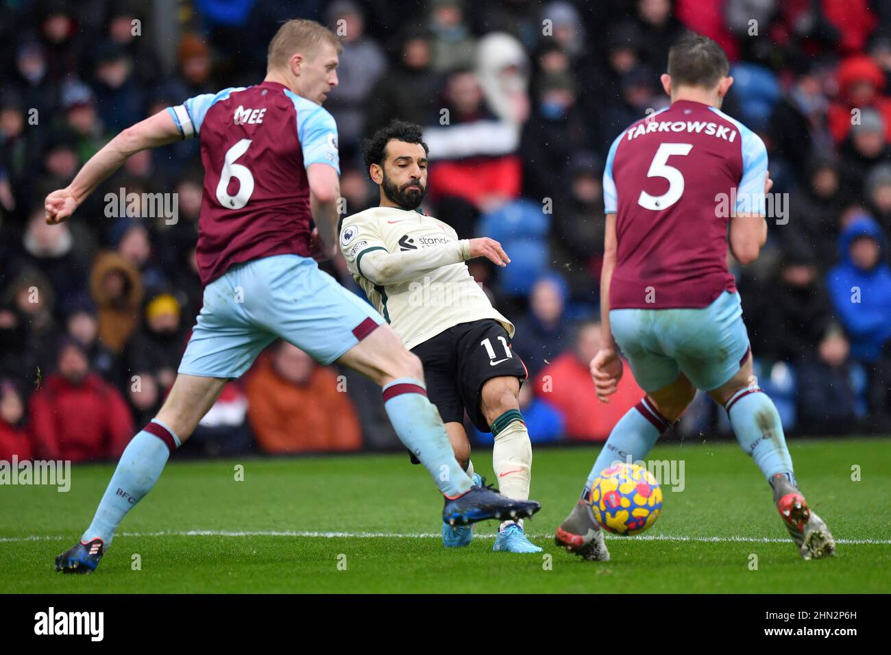 Burnley, Großbritannien. 13th. Februar 2022. Mohamed Salah von Liverpool spielt beim Premier League-Spiel in Turf Moor, Burnley, Großbritannien, den Ball zwischen Ben Mee von Burnley und James Tarkowski von Burnley. Bilddatum: Sonntag, 13. Februar 2022. Bildnachweis sollte lauten: Anthony Devlin Kredit: Anthony Devlin/Alamy Live News Stockfoto