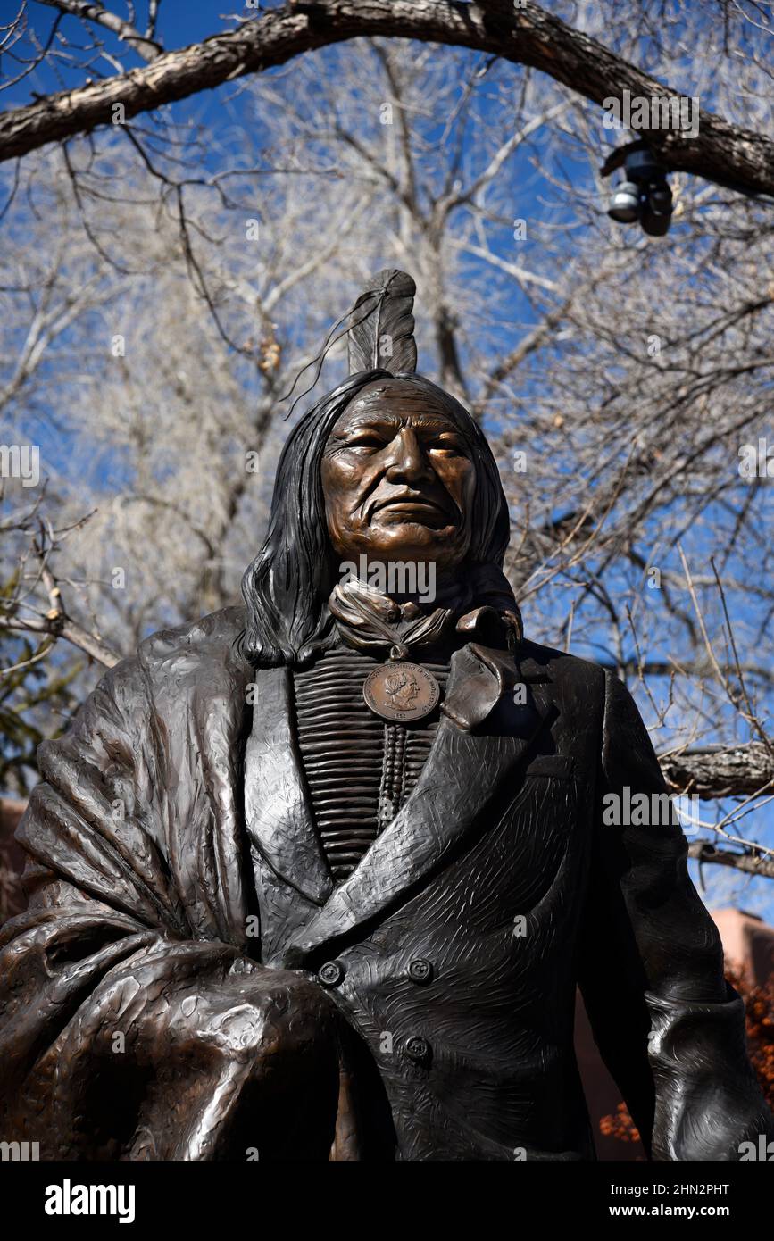 Eine Bronzeskulptur des Stammeschefs Spotted Tail von Lakota von der amerikanischen Künstlerin Glenna Goodacre zum Verkauf vor einer Kunstgalerie in Santa Fe, New Mexico. Stockfoto