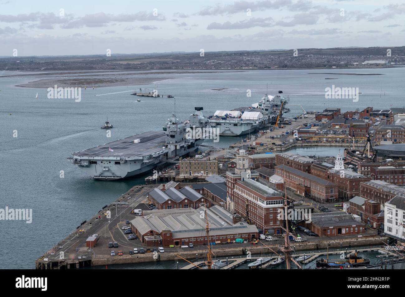 Twin Royal Navy Strikeforce Flugzeugträger liegen zusammen in Portsmouth Naval Base, wenn nicht mit der NATO. HMS Prince of Wales und HMS Queen Elizabeth. Stockfoto
