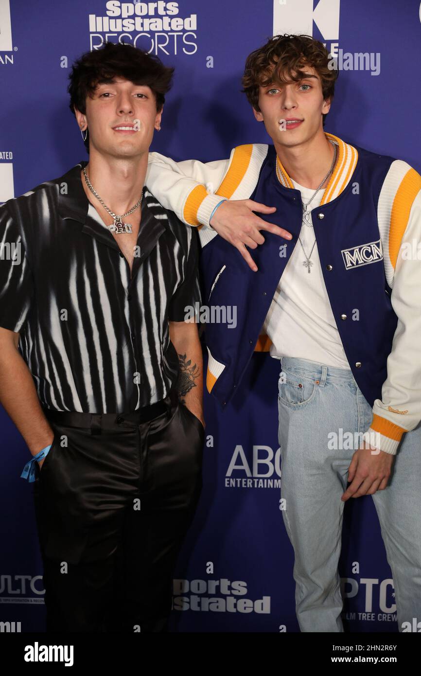 Bryce Hall und Josh Richards kommen am Samstag, den 12. Februar 2022, bei Sports Illustrated The Party x Palm Tree Crew in Century City, Kalifornien an. (Foto von Conor Duffy/Sipa USA) Stockfoto