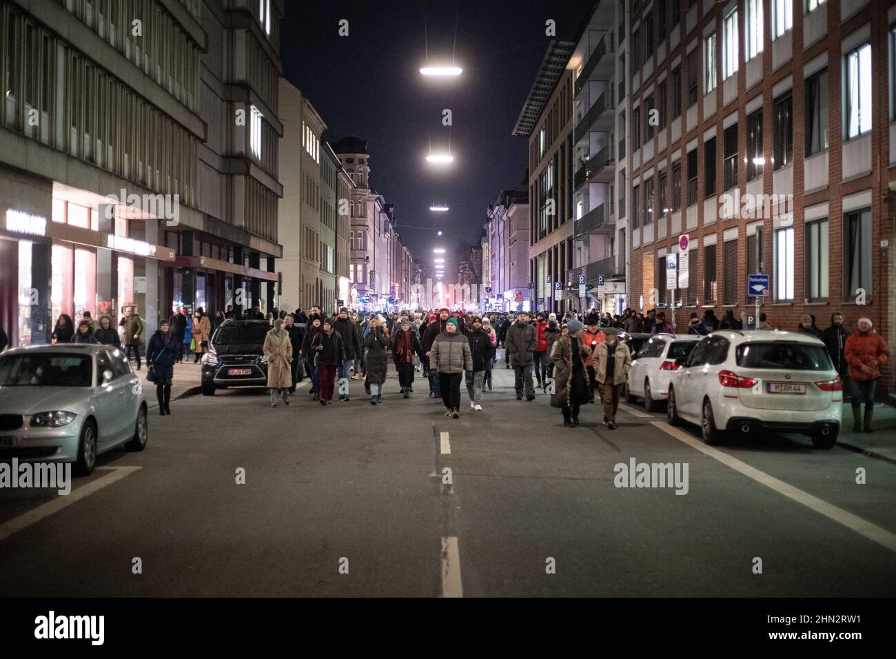 Am 22. Dezember 2021 sammeln sich laut Polizeiangaben mindestens 5000 Menschen zu einer nicht angegliederten Versammlung in München, um gegen die Corona Maßnahmen und eine mögliche Impfpflicht zu demontieren. Unter ihnen auch organisierte Neonazis u.a. vom III. Weg, fasschistische Burschenschaftler, Hooligans, Verschwunschsideolog*innen, Impfgegner*innen. Es wurde von der Versammlungsbehörde nur eine beschränkte stationäre Kundgebung auf der Theresienwiese erlaubt, so dass die Organisator*innen die Versammlung ab. Die Querdenker*innen marschierten wild durch die Stadt. Die Polizei Stockfoto