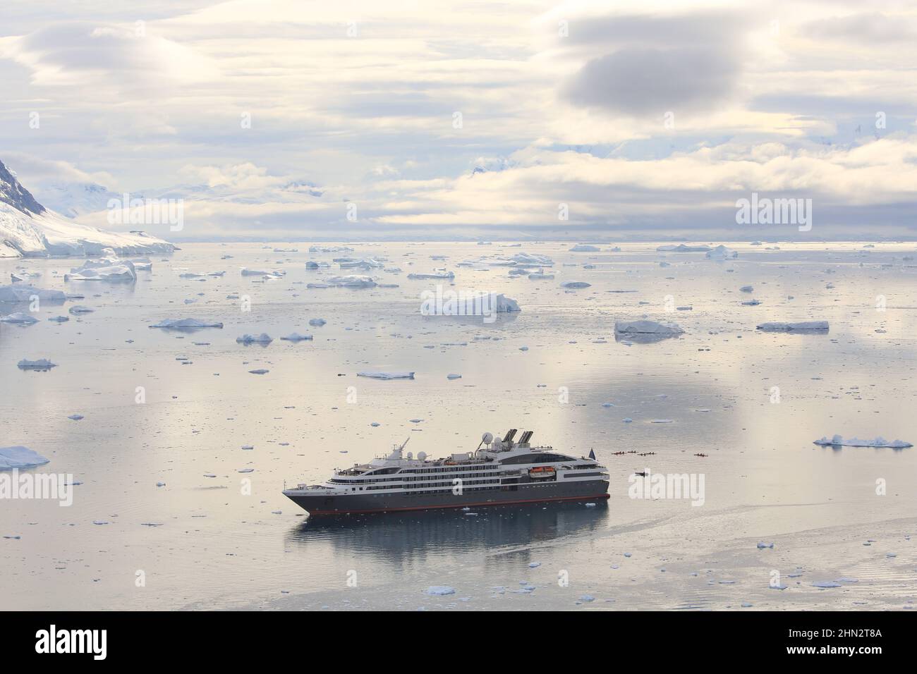 Le Boreal-Schiff im Hafen von Neko, Antarktis, und umgeben von Eisschollen. Stockfoto