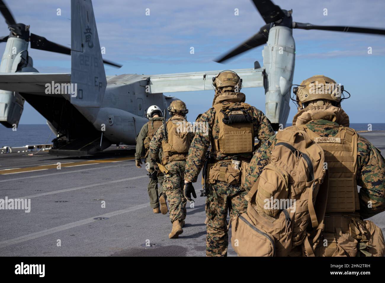 US-Marine mit Bataillon Landing Team 1/5, 31st Marine Expeditionary Unit (MEU), Ladung in einen MV-22B Fischadler mit Marine Medium Tiltrotor Squadron (VMM) 265 (verstärkt) während einer taktischen Bergung von Flugzeug und Personal (FALLE) Übung an Bord des amphibischen Sturmschiffs USS America (LHA 6), Philippine Sea, 9. Februar 2022. Neben der Rückgewinnung von Personal und Flugzeugen sind DIE TRAP-Teams auch damit beauftragt, sensibles Material zu zerstören, wenn es als notwendig erachtet wird, um dem Feind den Zugang zu verweigern. Die 31st MEU ist auf Schiffen der America Expeditionary Strike Group im Einsatzgebiet der 7th Flotten unterwegs Stockfoto