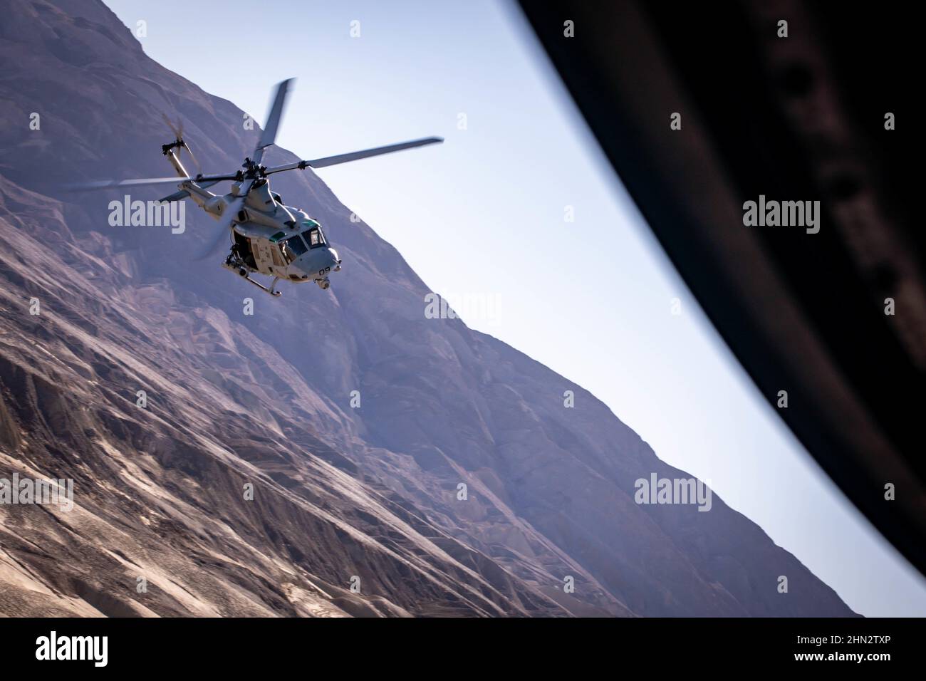 Marines with Marine Light Attack Helicopter Squadron 775, Marine Aircraft Group 41, 4th Marine Aircraft Wing, fliegt über Naval Air Facility El Centro, Kalifornien, 7. Februar 2022. Die Reservisten von HMLA-775 arbeiteten an Notfalllandeübungen, die dazu beitragen, ihre Kampfbereitschaft aufrechtzuerhalten und die Mission des Marine Corps zu unterstützen. (USA Marine Corps Foto von CPL. Jonathan L. Gonzalez) Stockfoto