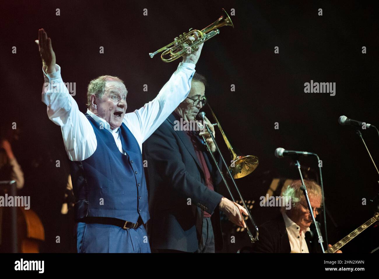 Cliffs Pavilion, Southend on Sea, Essex, Großbritannien. 13th. Februar 2022. In Southend wurde ein Konzert mit dem Titel ‘He Built This City’ zu Ehren des ermordeten Abgeordneten von Southend West, Sir David Amess, veranstaltet und die Musik und Künste der Stadt Southend gefeiert. Alle beteiligten Musiker sind vor Ort, mit dem Headliner Lee Mead, der vom Jazztrompeter Digby Fairweather (pic), dem Music man Project Essex und der 2013 The Voice Finalistin Leanne Jarvis unterstützt wird. Der Erlös aus dem Konzert wird für verschiedene Wohltätigkeitsorganisationen verwendet, darunter das Dame Vera Lynn Memorial, für das Amess ein überzeugte Unterstützerin war Stockfoto