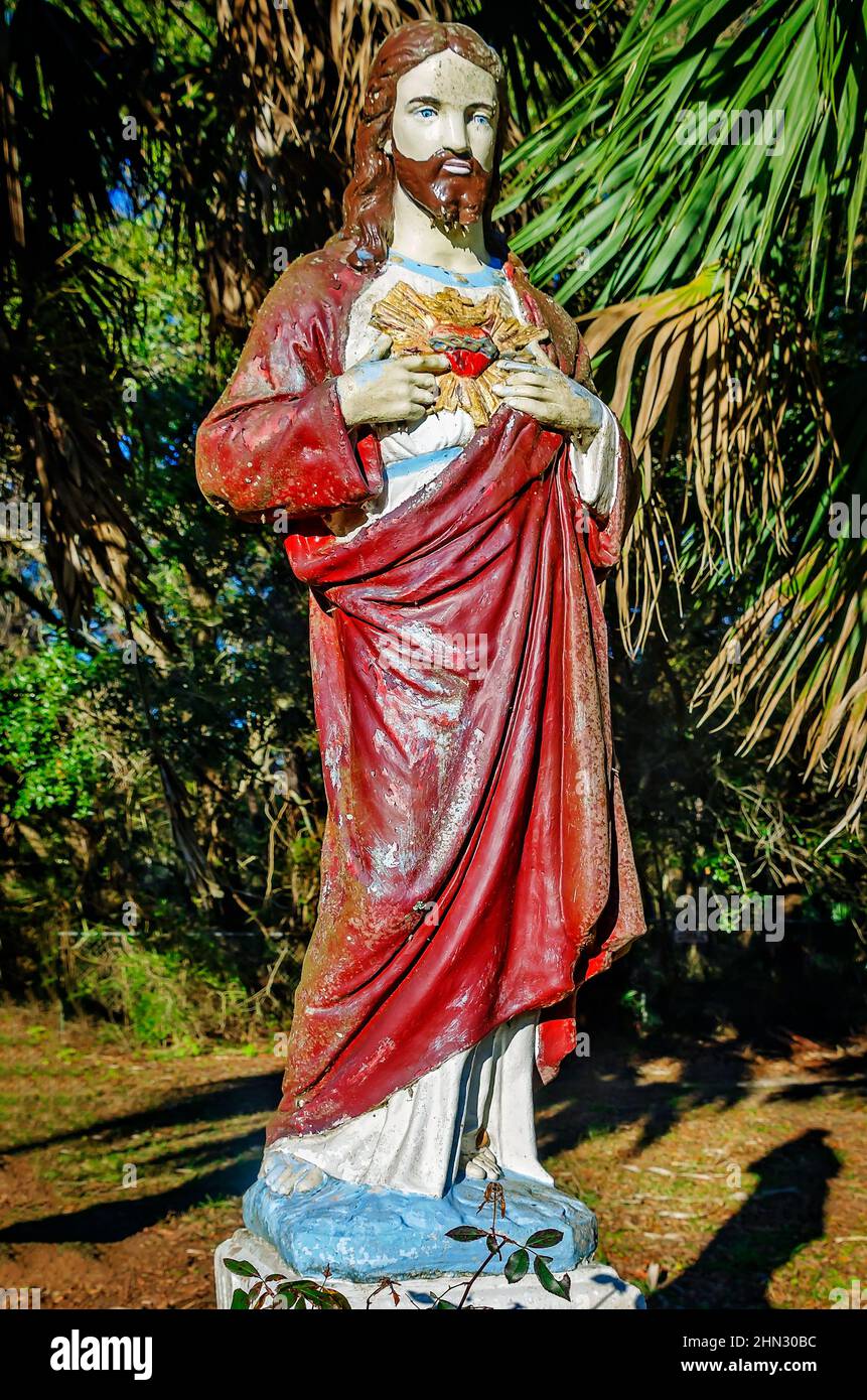 Eine Statue des Heiligen Herzens Jesu steht auf dem Dauphin Island Cemetery am 9. Februar 2022 in Dauphin Island, Alabama. Stockfoto