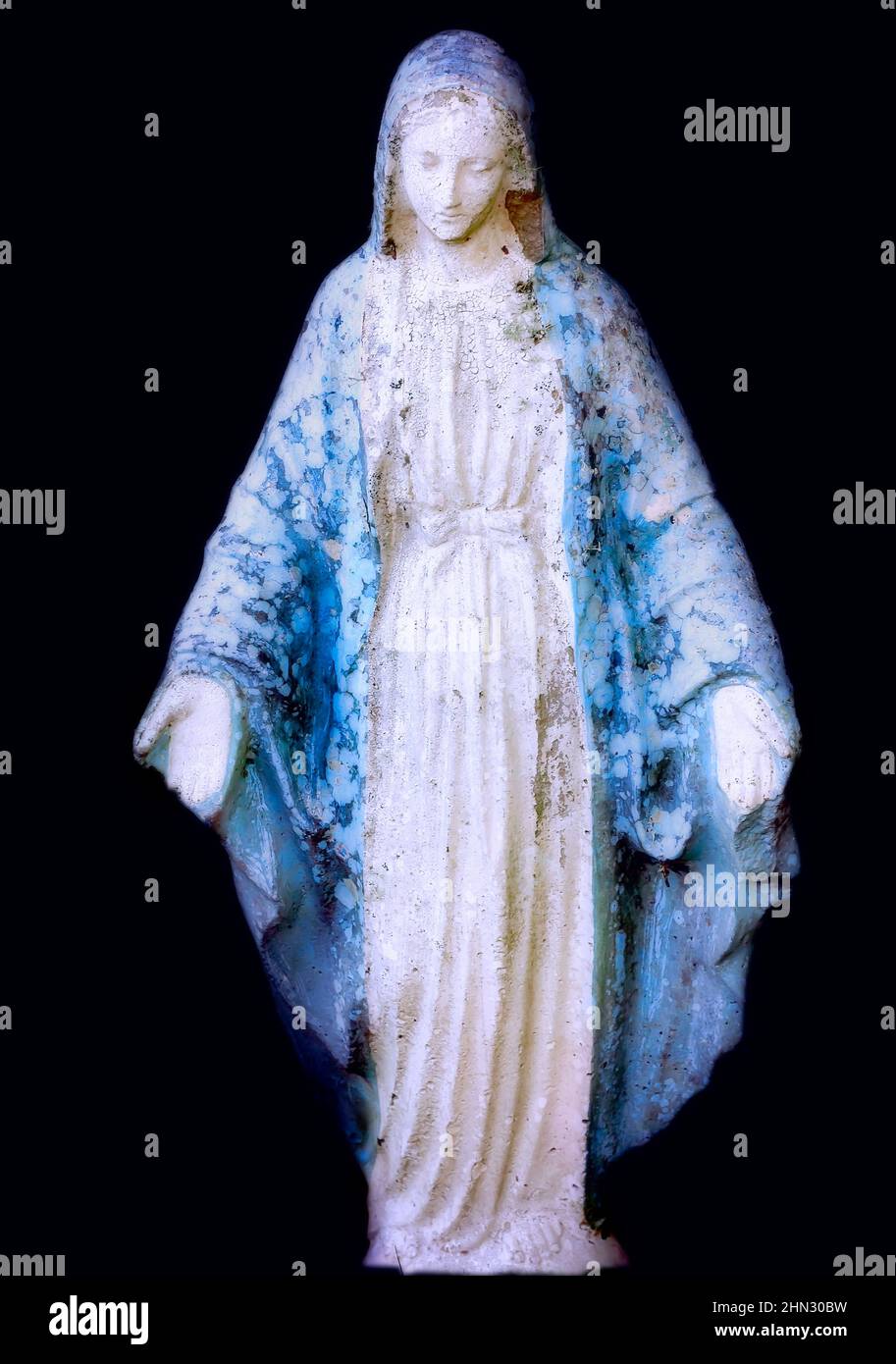 Eine Statue der Jungfrau Maria ist auf dem Dauphin Island Cemetery, 9. Februar 2022, in Dauphin Island, Alabama, abgebildet. Stockfoto