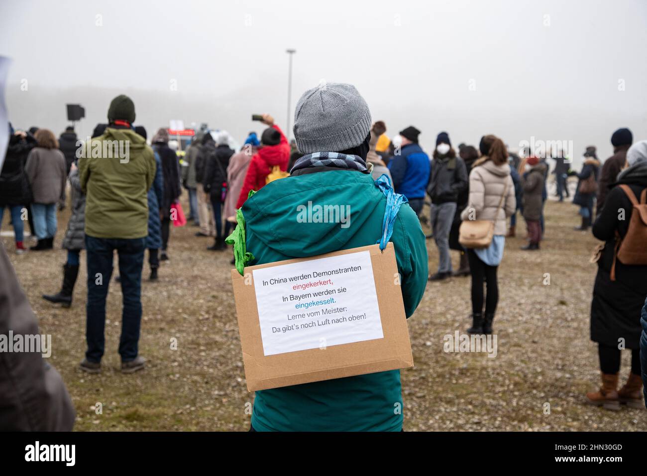 München, Deutschland. 15th Januar 2022. Am 15. Januar 2022 versammelten sich Hunderte auf der Theresienwiese in München, um gegen alle kovidierten Maßnahmen wie die obligatorischen Masken und die mögliche obligatorische Impfung für alle zu protestieren. Nach wochenlangem illegalem Protest in München erhebt sich die Anti-vax-Gruppe München, entschieden, dass der Protest registriert und legal war. (Foto: Alexander Pohl/Sipa USA) Quelle: SIPA USA/Alamy Live News Stockfoto