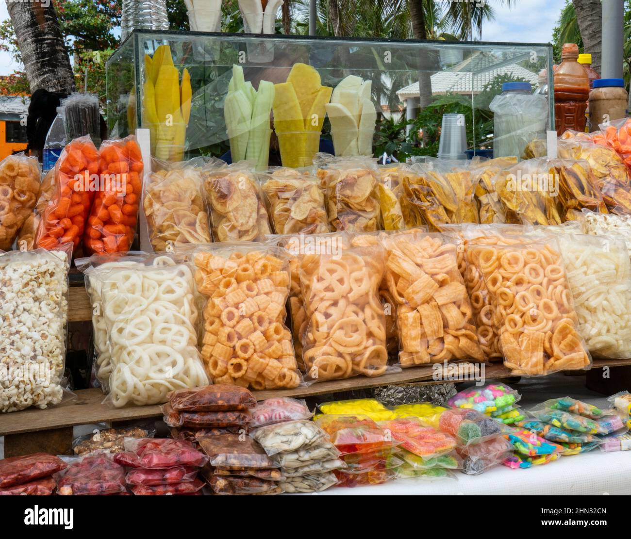Verkaufsstelle für frittierte Speisen und Süßigkeiten zum Mitnehmen für traditionelle Mexikaner Stockfoto