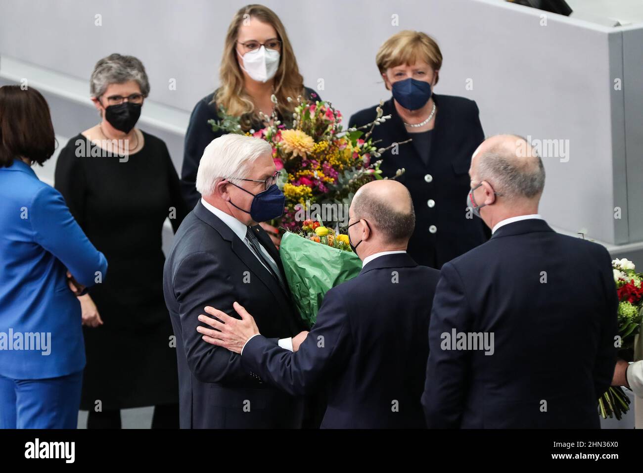 Berlin, Deutschland. 13th. Februar 2022. Frank-Walter Steinmeier (L, unten) wird von Bundeskanzler Olaf Scholz (C, unten) nach seiner Wiederwahl zum Präsidenten der Bundesrepublik Deutschland während der Bundesversammlung 17th in Berlin, der Hauptstadt Deutschlands, am 13. Februar 2022, gratuliert. Steinmeier wurde am Sonntag zum deutschen Präsidenten wiedergewählt. Kredit: Shan Yuqi/Xinhua/Alamy Live Nachrichten Stockfoto