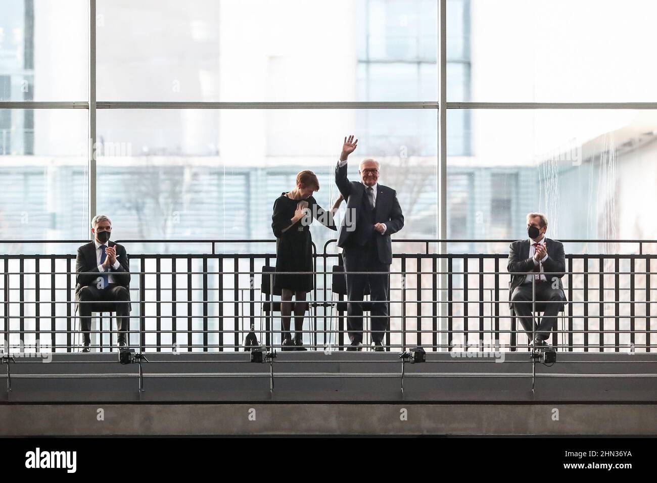 Berlin, Deutschland. 13th. Februar 2022. Frank-Walter Steinmeier (2nd R) winkt nach seiner Wiederwahl zum Präsidenten der Bundesrepublik Deutschland während der Bundesversammlung 17th in Berlin, der Hauptstadt Deutschlands, am 13. Februar 2022 die Hand. Steinmeier wurde am Sonntag zum deutschen Präsidenten wiedergewählt. Kredit: Shan Yuqi/Xinhua/Alamy Live Nachrichten Stockfoto